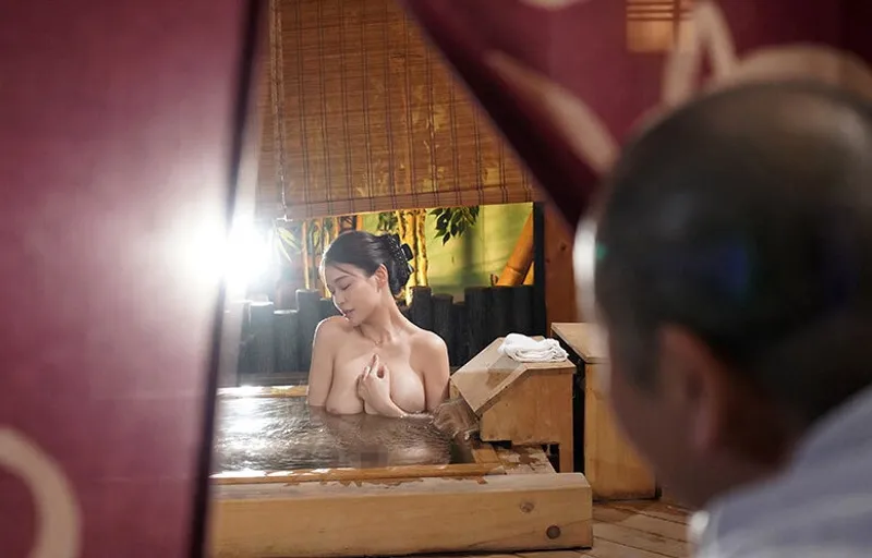 Vợ sắp cưới của con trai bị bố gã chồng nhìn trộm khi đang tắm rồi trả bài đến mang thai